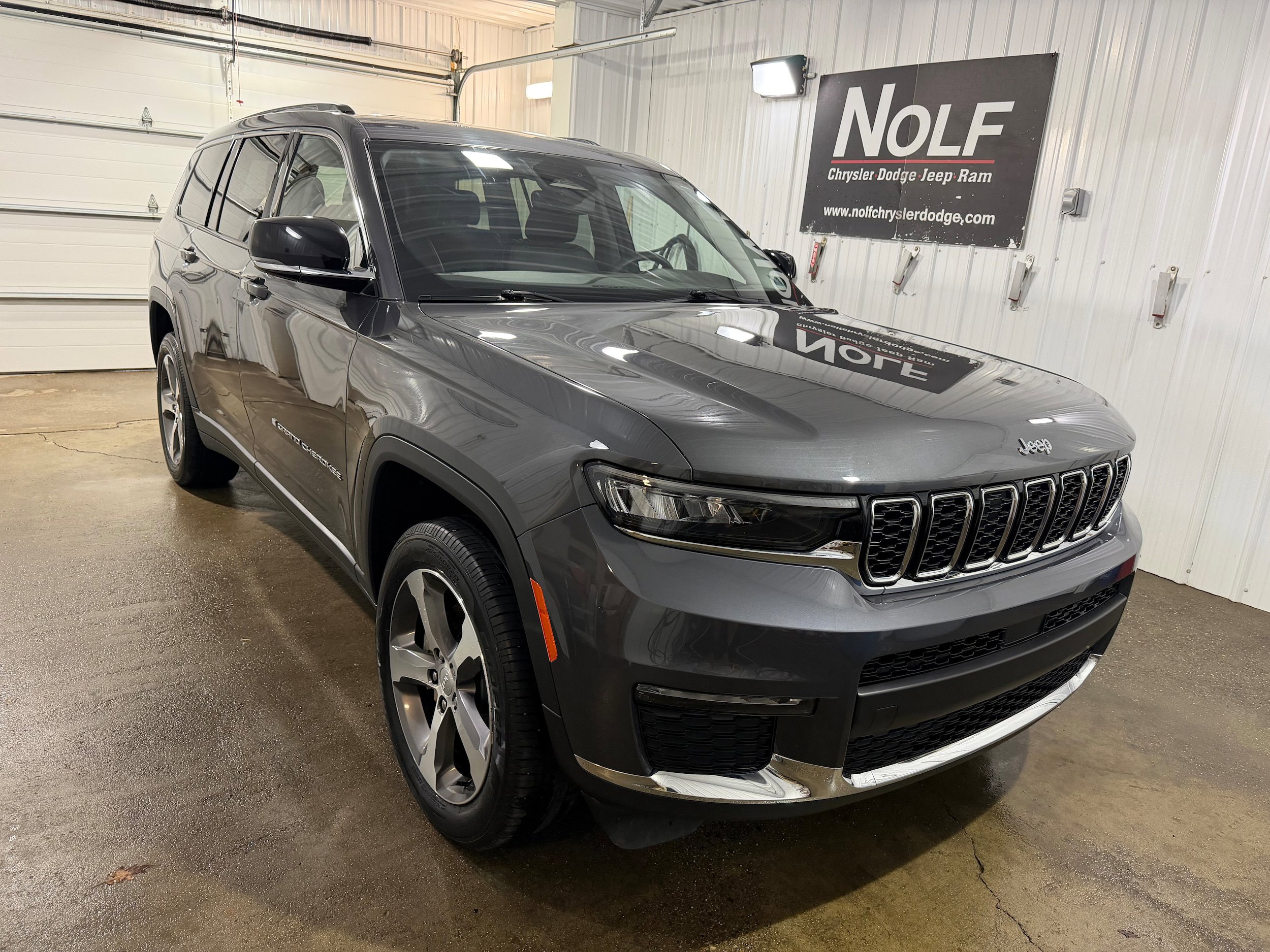Used 2023 Jeep Grand Cherokee L Limited AWD/4WD image 2