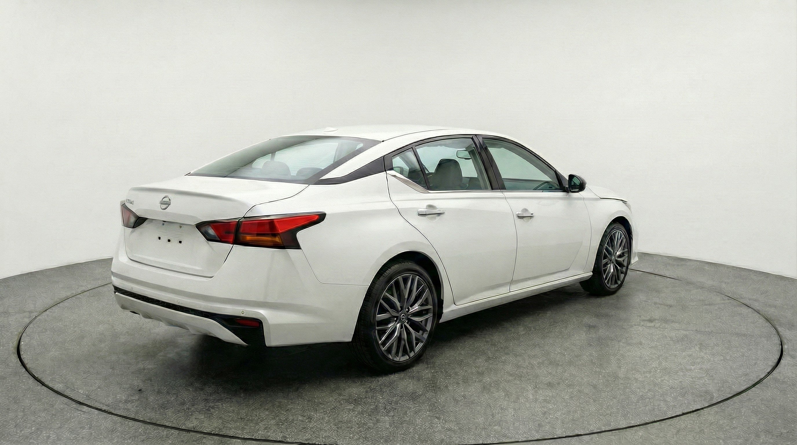 Used 2025 Nissan Altima 2.5 SV FWD image 9