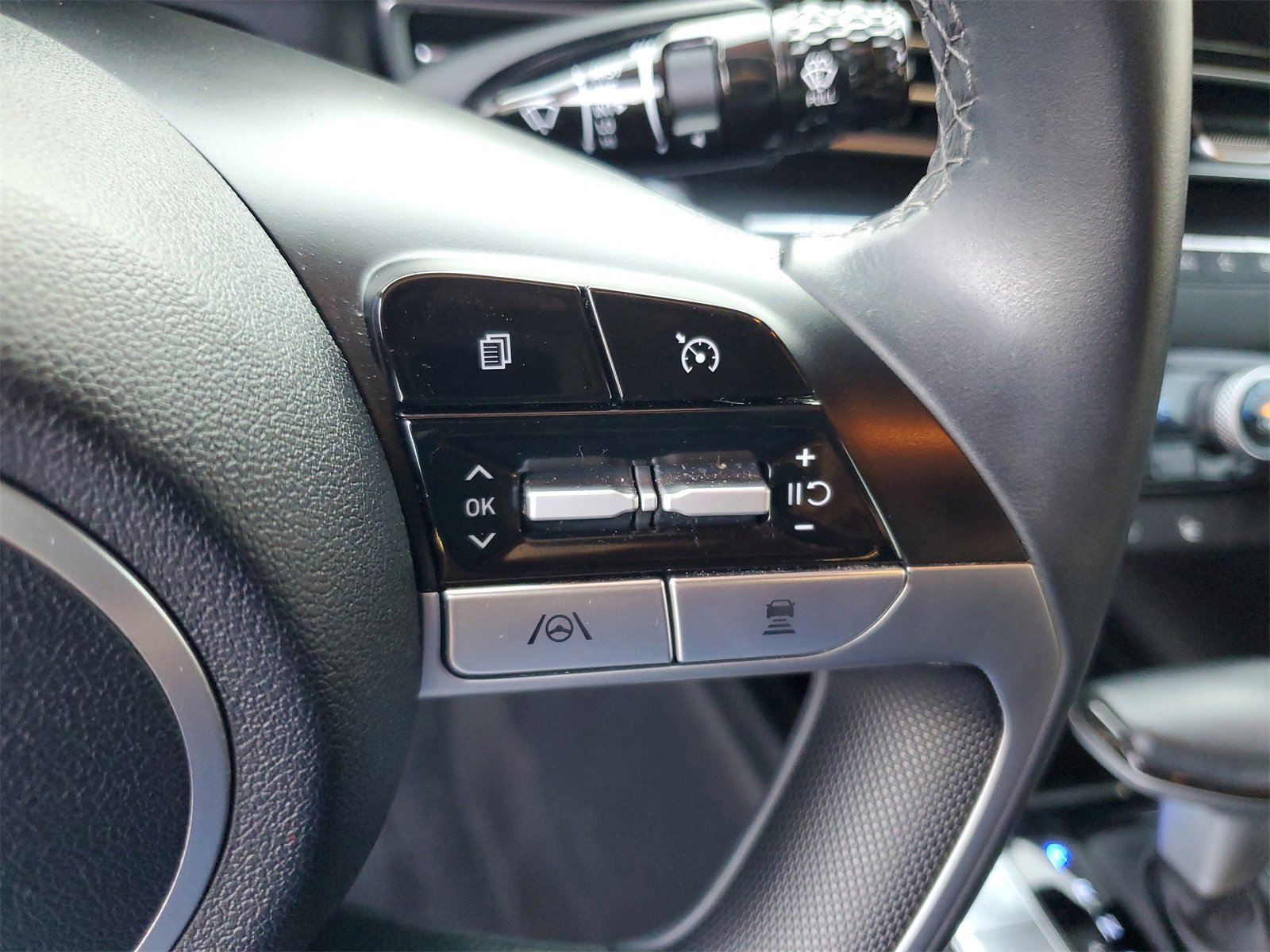 Used 2023 Hyundai Elantra SEL w/ Convenience Package image 12