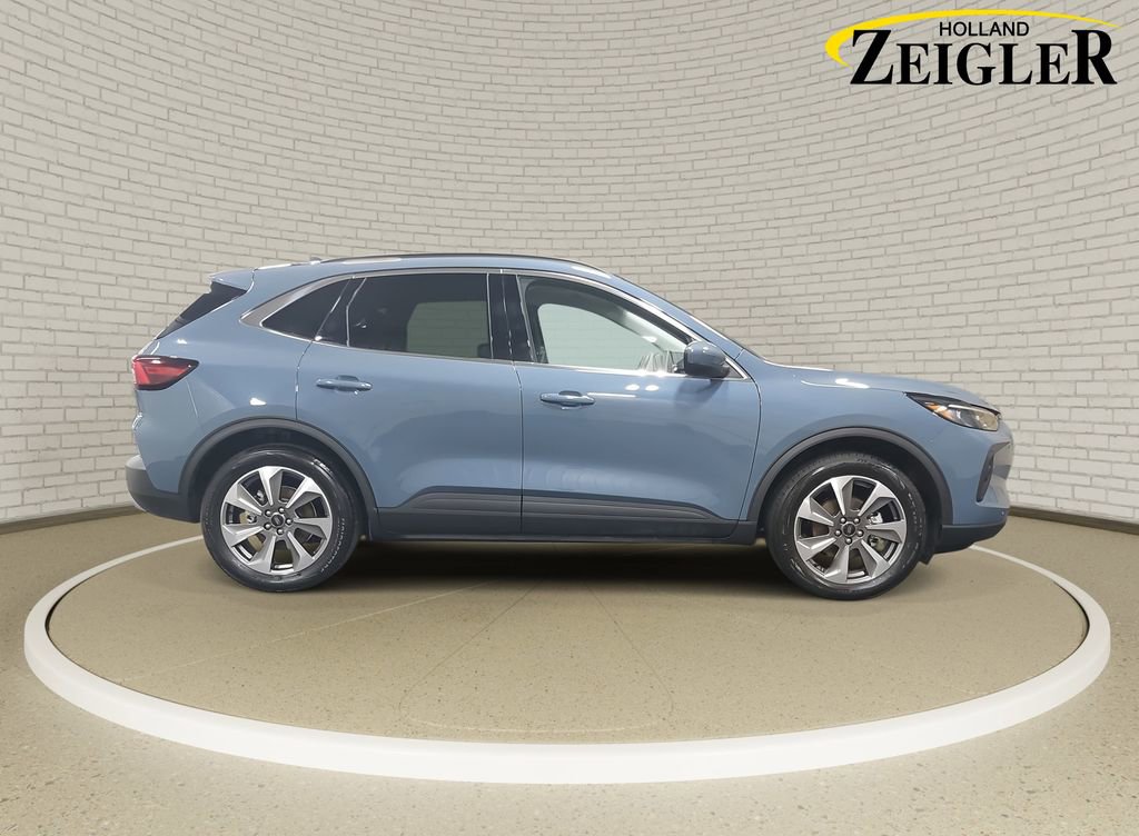 Used 2025 Ford Escape Platinum w/ Premium Technology Package image 4