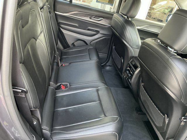 Used 2023 Jeep Grand Cherokee Limited AWD/4WD image 19