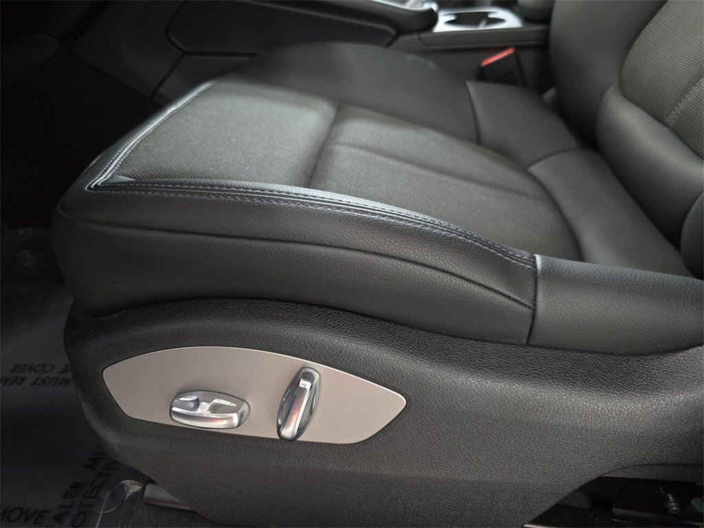 Certified 2025 Porsche Macan image 23