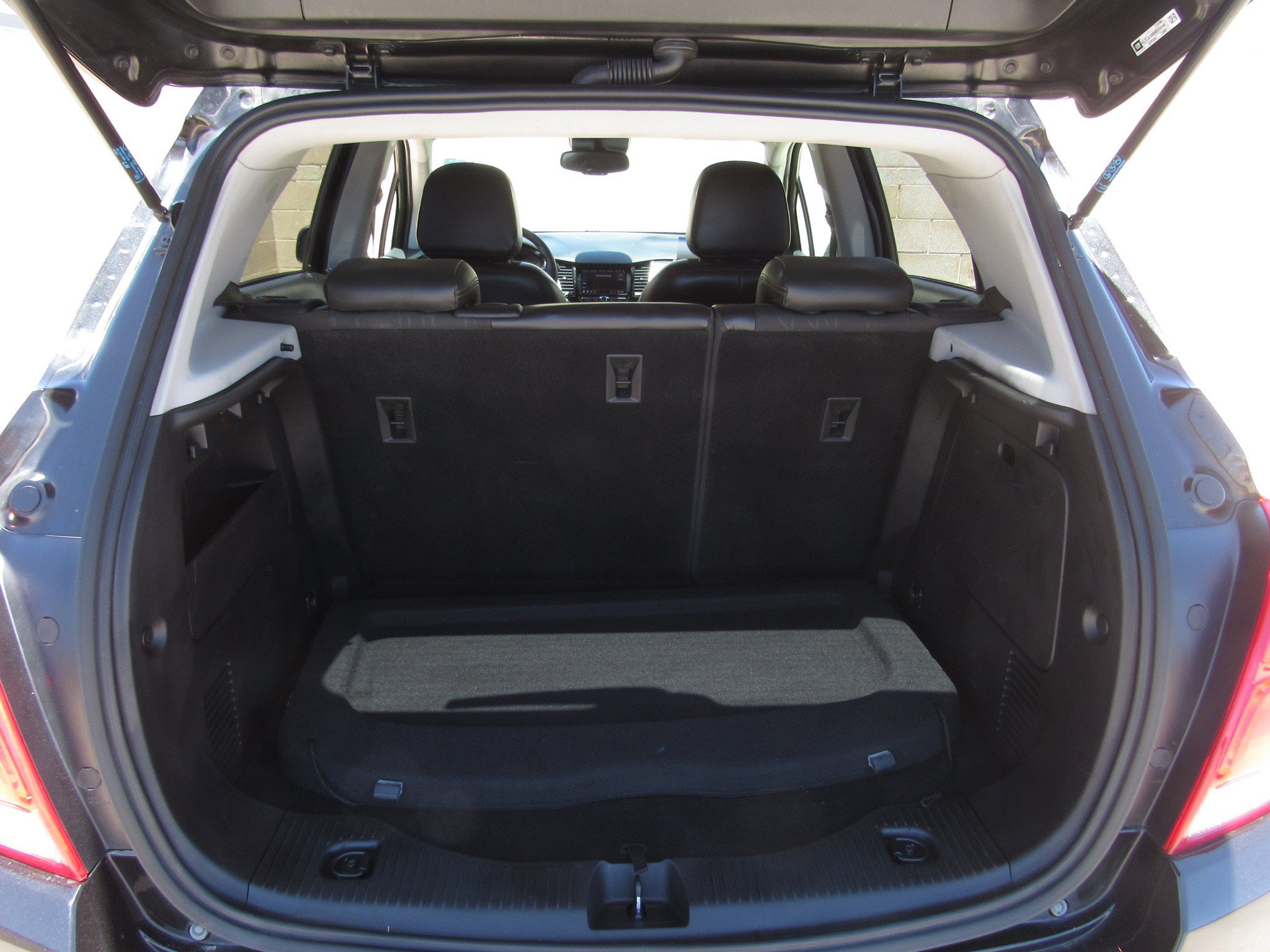 Used 2021 Chevrolet Trax LT w/ Midnight Edition FWD image 12