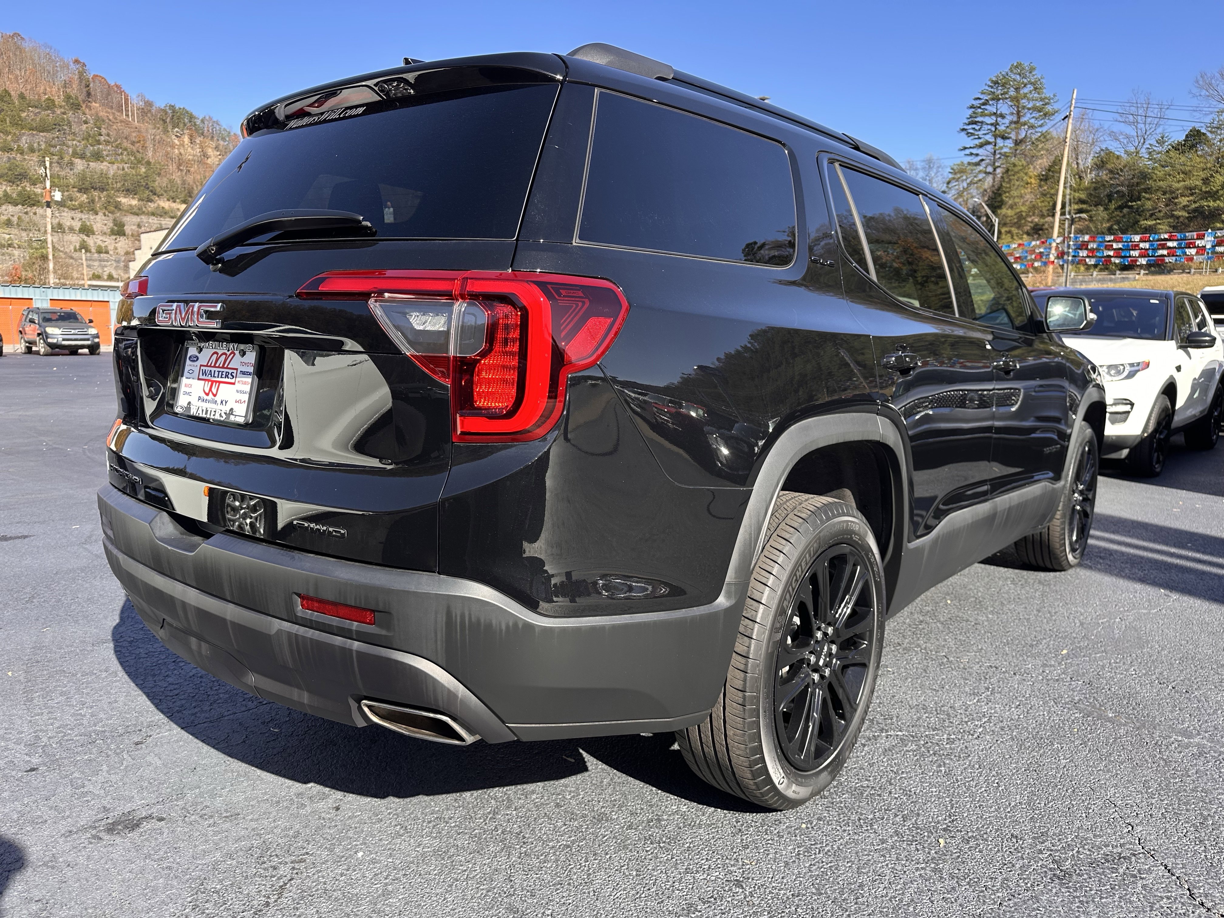 Used 2023 GMC Acadia SLE w/ Driver Convenience Package image 4