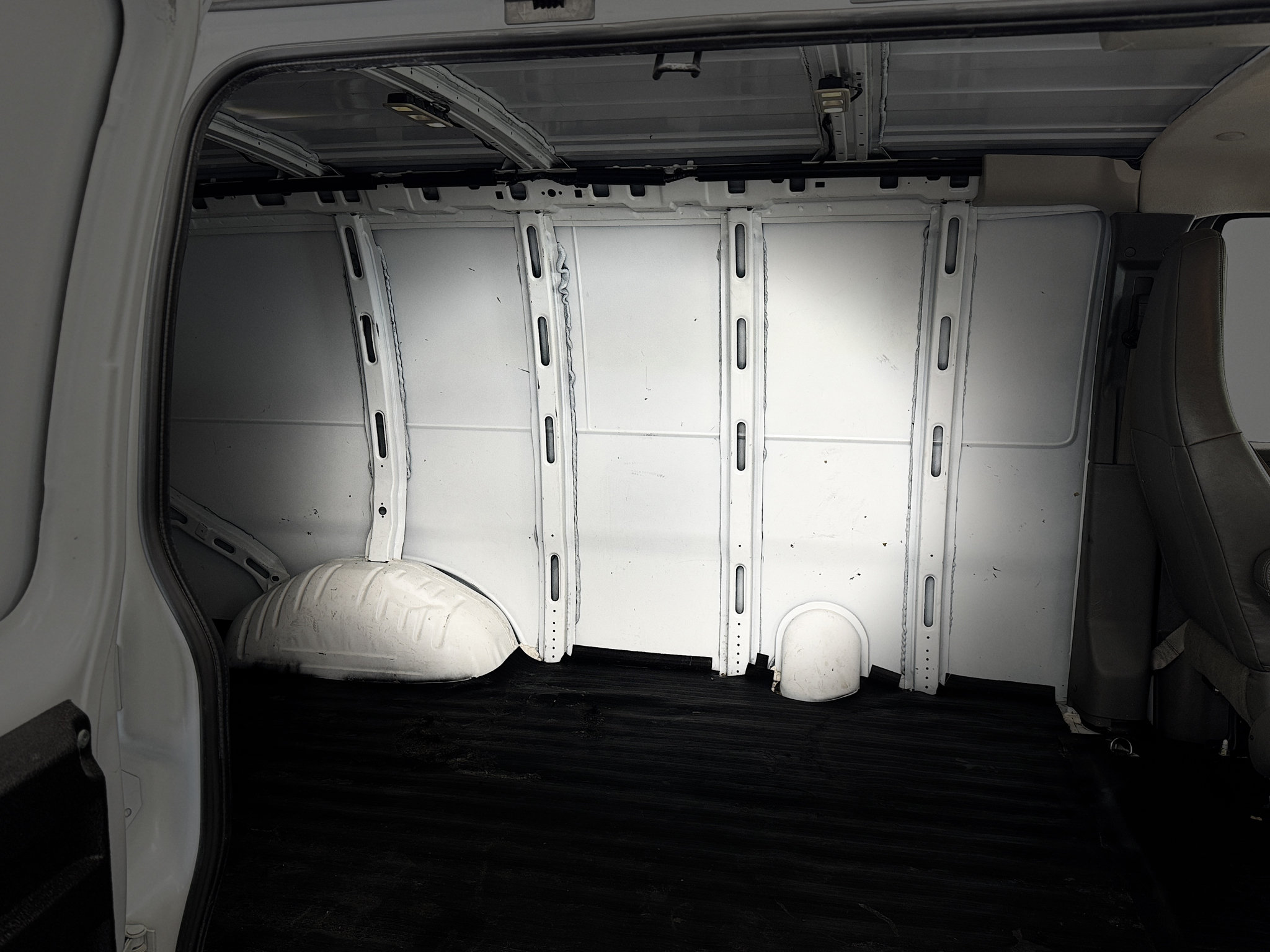 Used 2019 Chevrolet Express 2500 RWD image 19