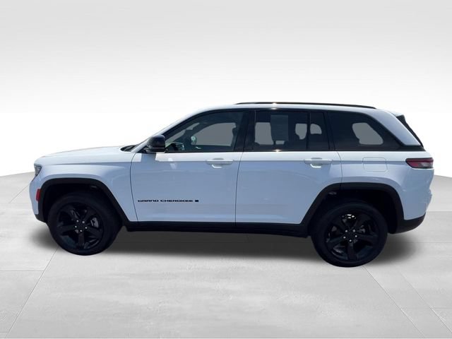 Used 2025 Jeep Grand Cherokee Altitude AWD/4WD image 3