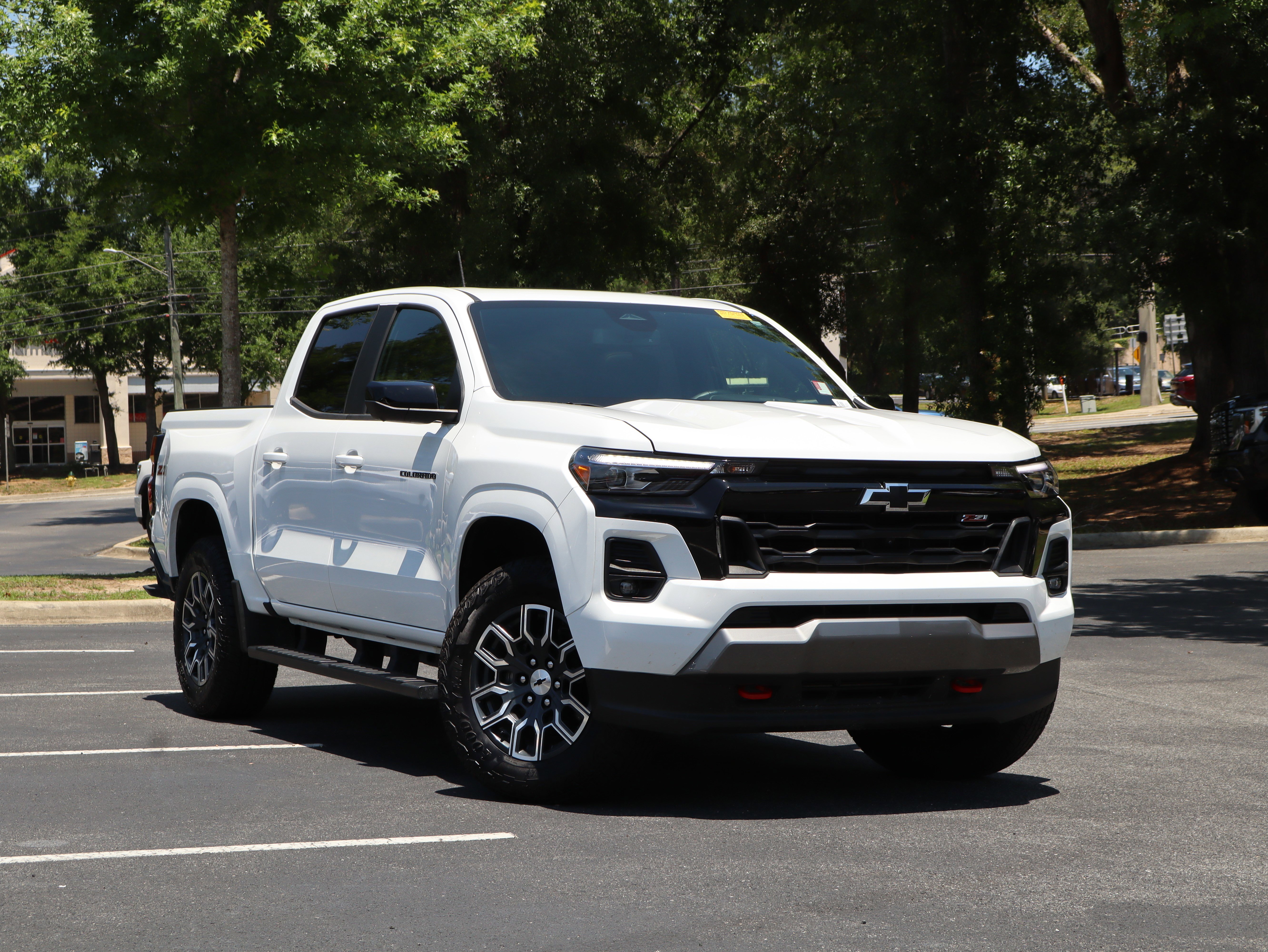 Used 2025 Chevrolet Colorado Z71 w/ Technology Package AWD/4WD image 2