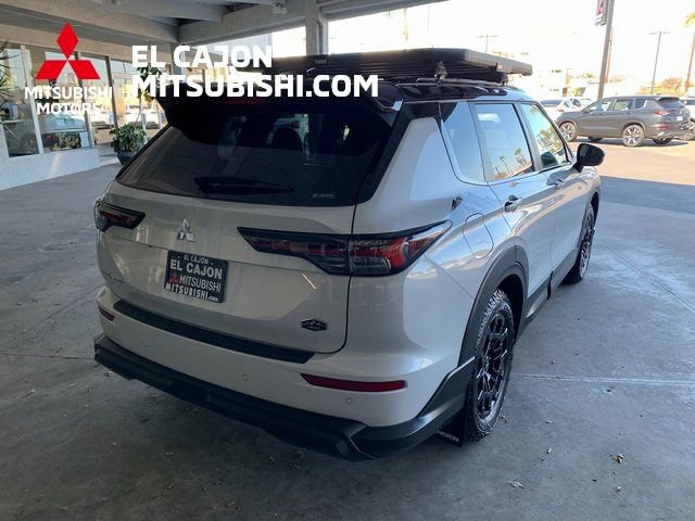 Used 2025 Mitsubishi Outlander Trail Edition image 3