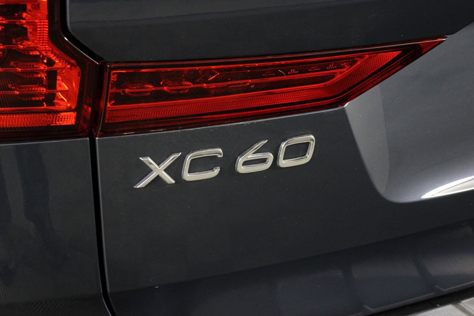 Certified 2025 Volvo XC60 T8 Plus w/ Protection Package Premier image 19