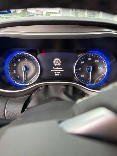 Used 2024 Chrysler Pacifica Touring-L FWD image 11