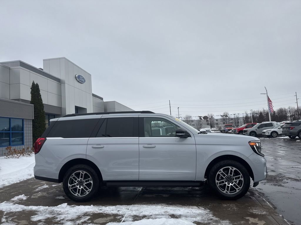 Used 2025 Ford Expedition Active image 8