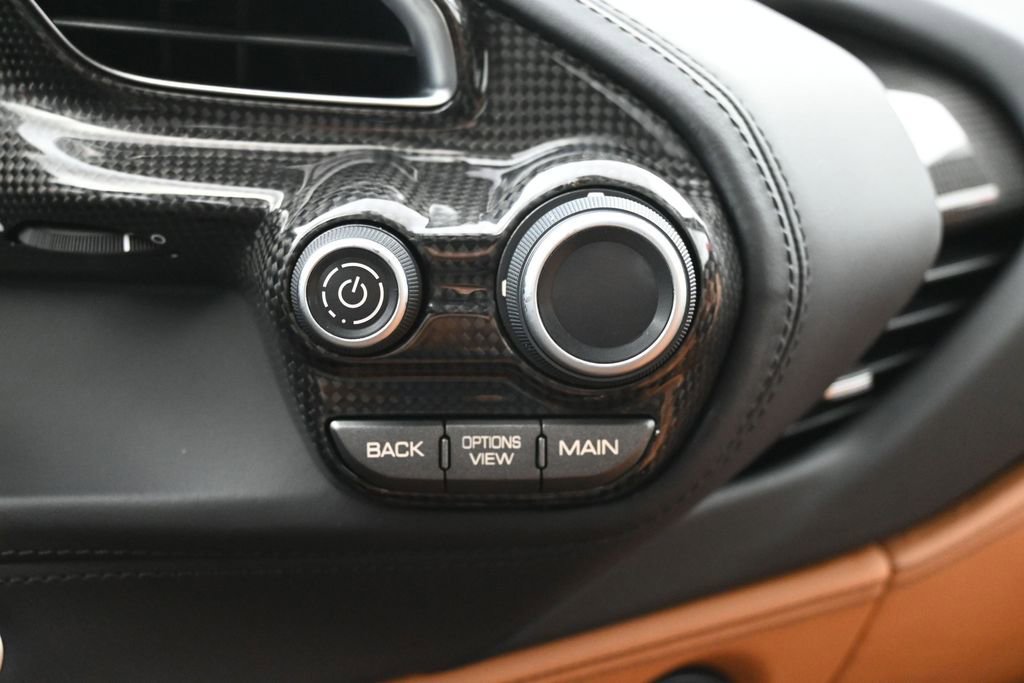 Used 2018 Ferrari 488 GTB RWD image 12