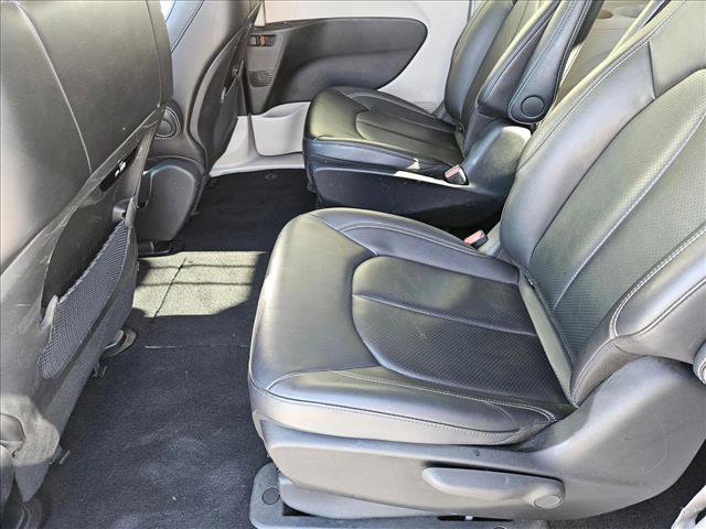 Used 2024 Chrysler Pacifica Select image 18