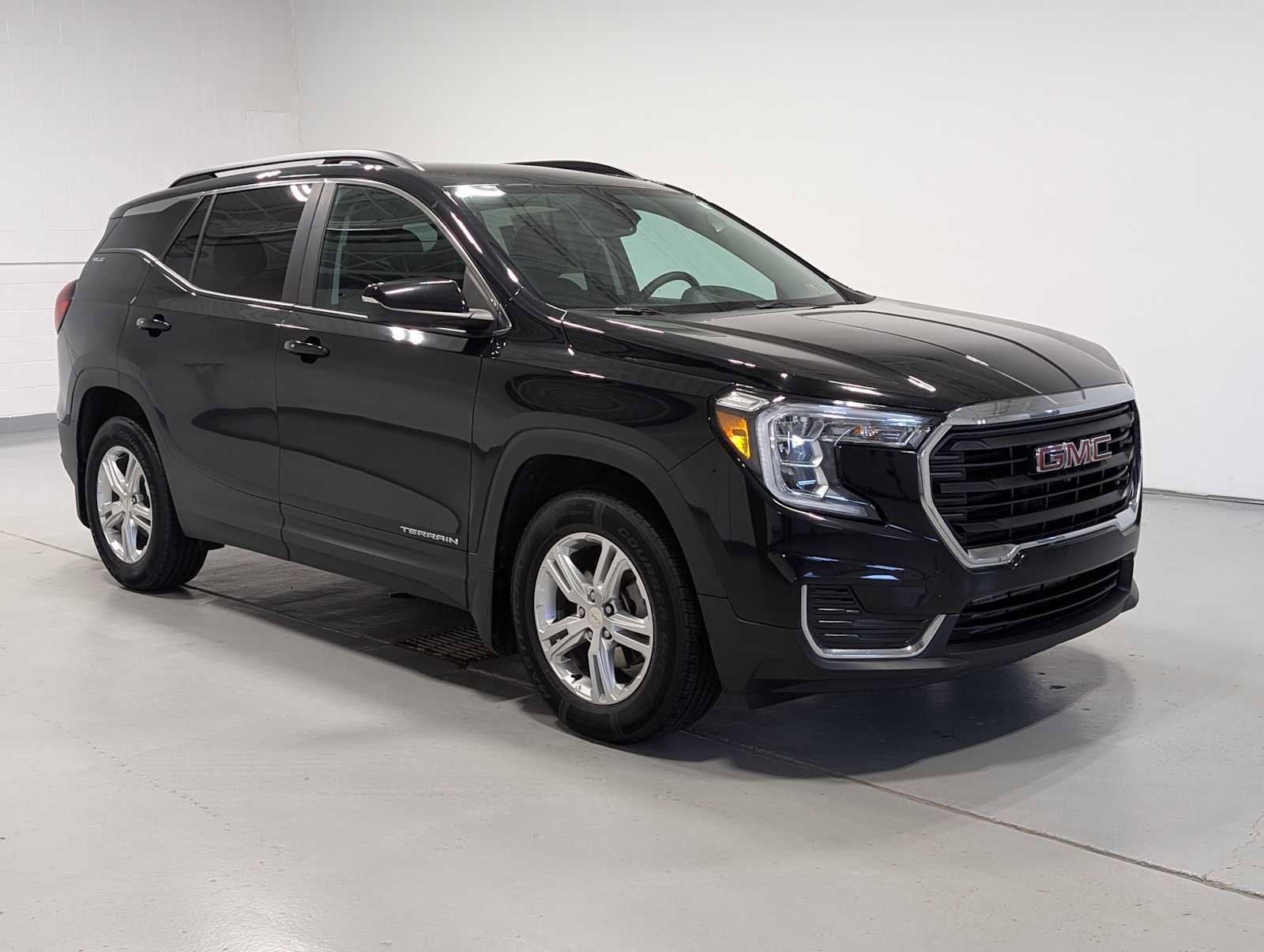 Used 2022 GMC Terrain SLE w/ Driver Convenience Package image 6