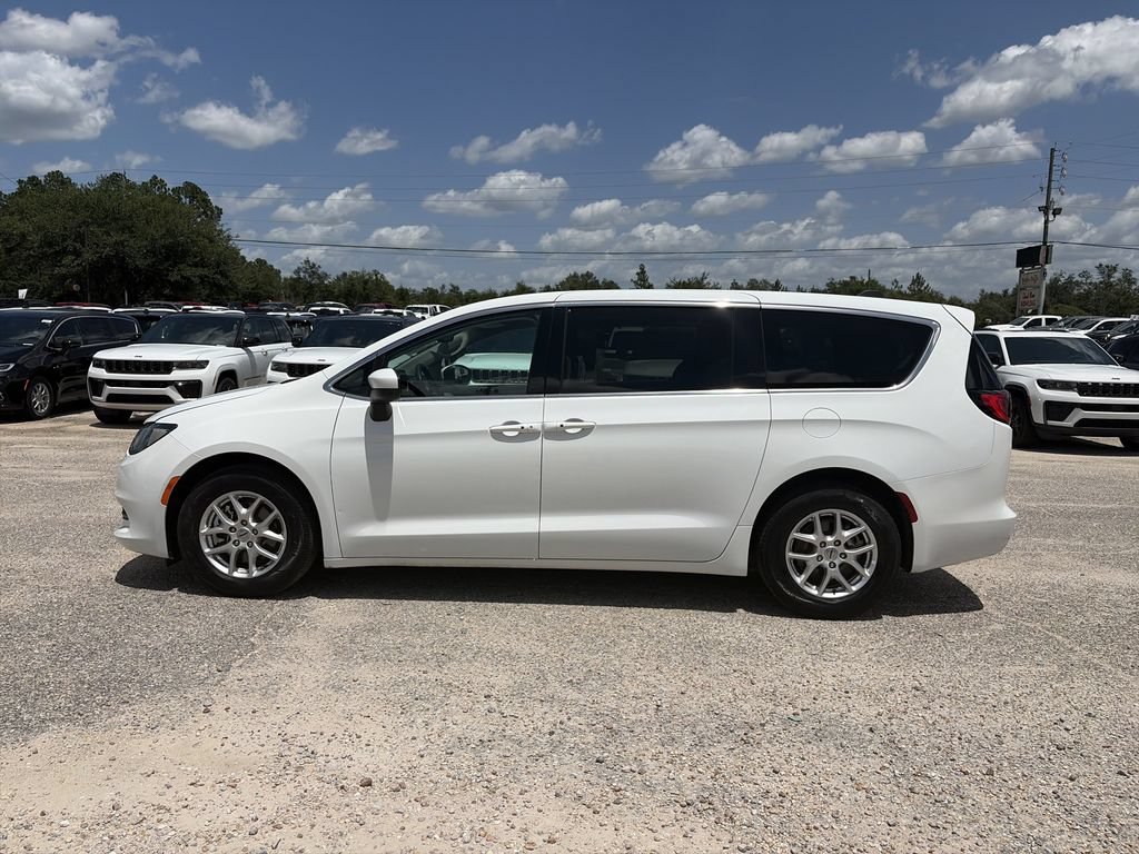 Used 2023 Chrysler Voyager LX FWD image 6