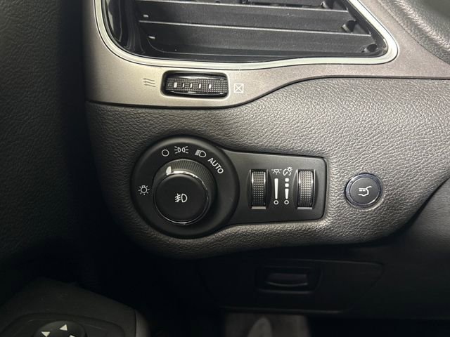 Used 2019 Jeep Cherokee Limited image 27