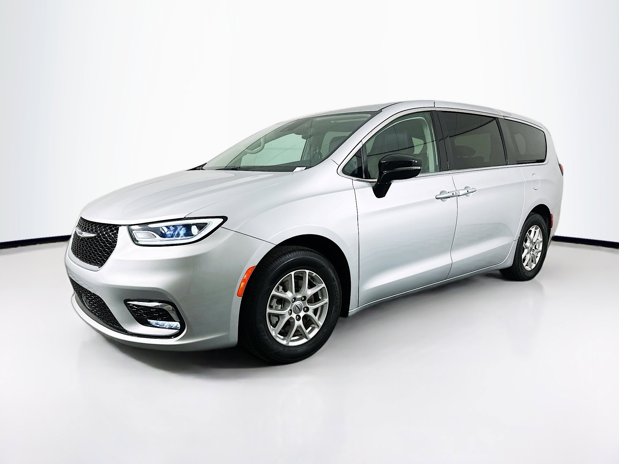 Used 2024 Chrysler Pacifica Touring-L image 3