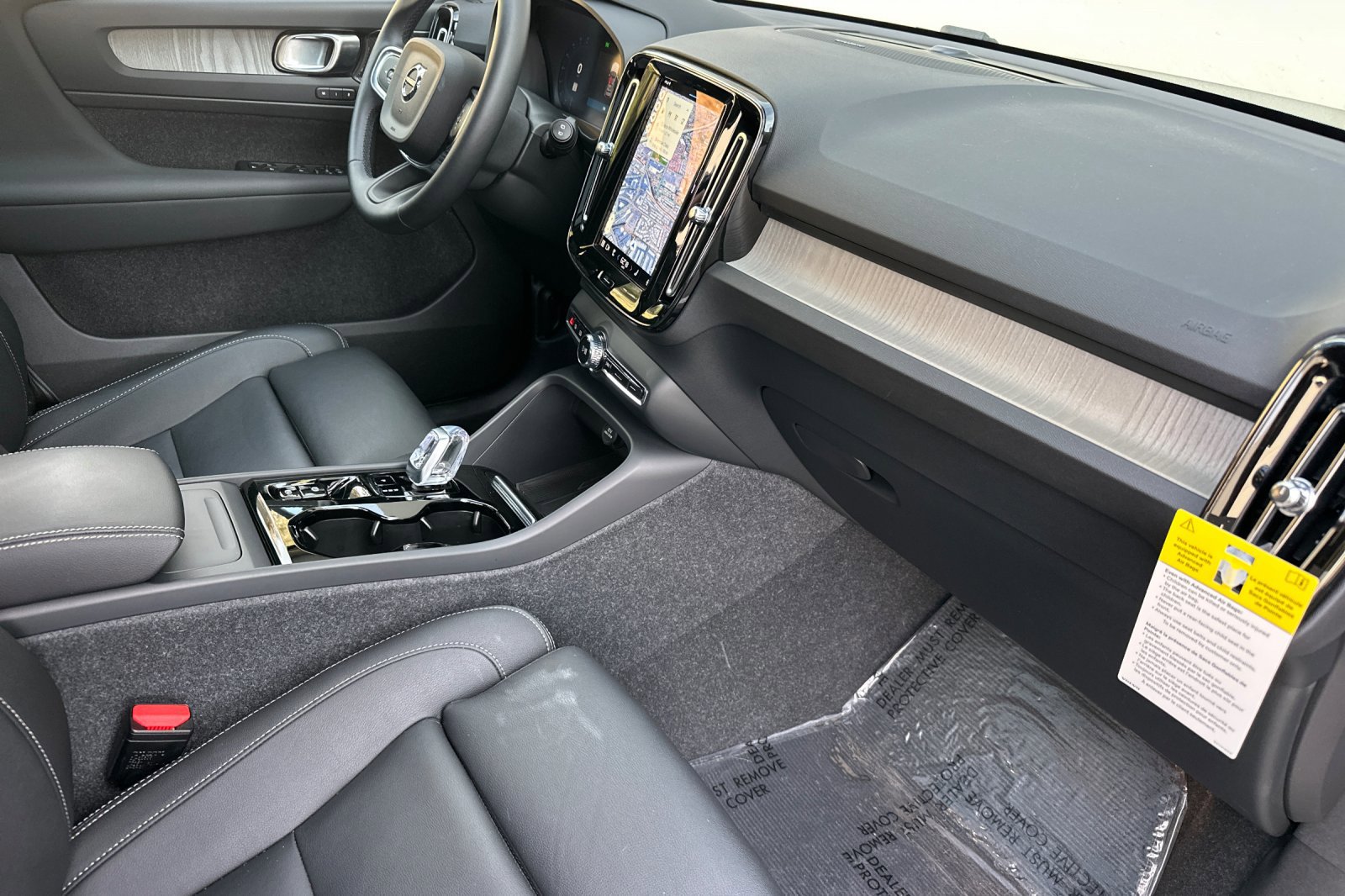 New 2025 Volvo XC40 B5 Plus w/ Climate Package image 17