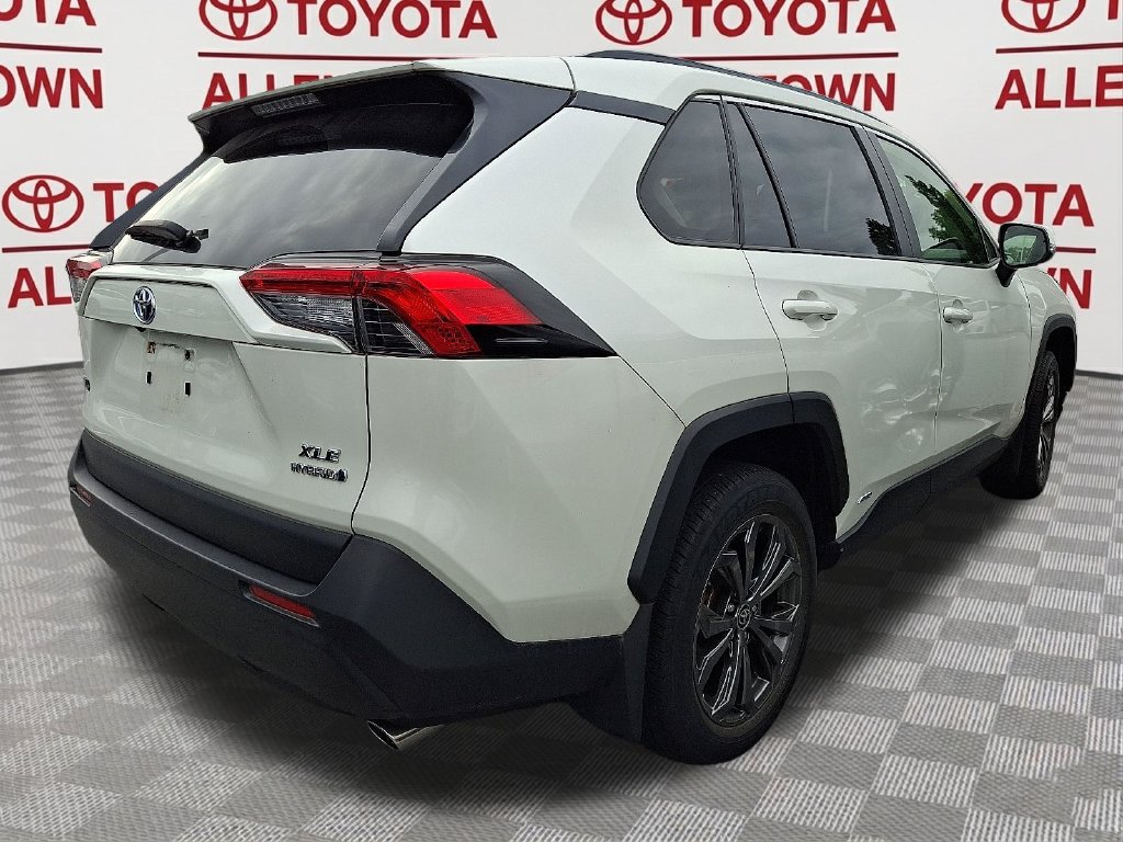 Used 2022 Toyota RAV4 XLE Premium AWD/4WD image 7