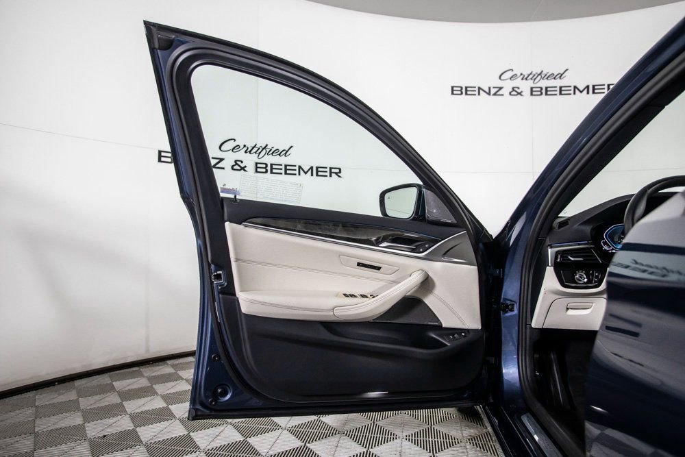 Used 2023 BMW 530e w/ Premium Package image 18