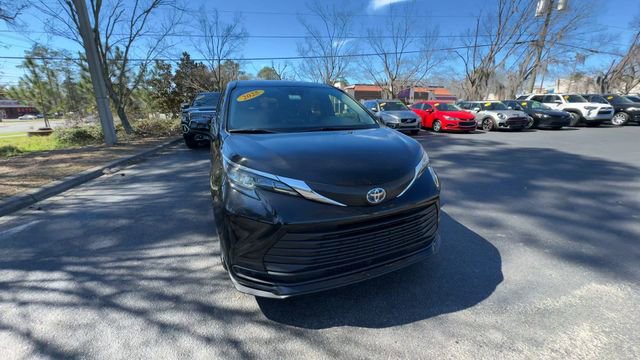 Used 2025 Toyota Sienna LE image 5