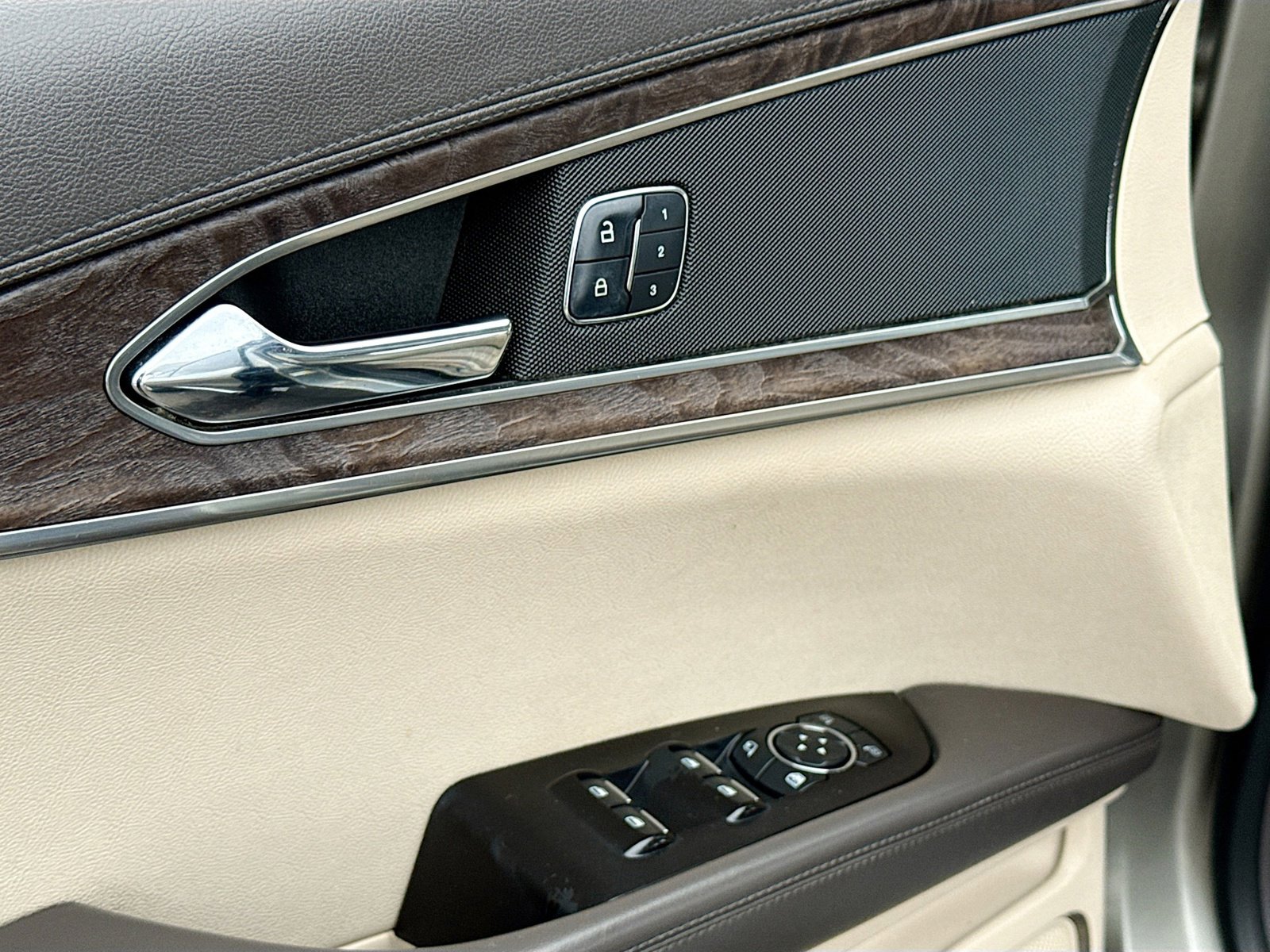 Used 2016 Lincoln MKX Reserve w/ Technology Package image 8