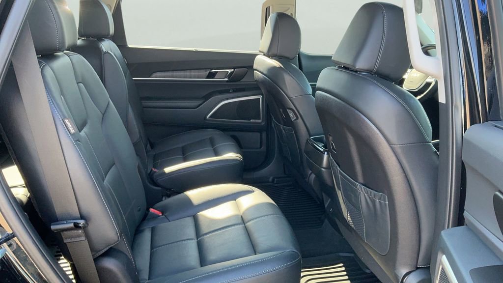 Used 2024 Kia Telluride EX w/ EX Captain's Chair Package image 12