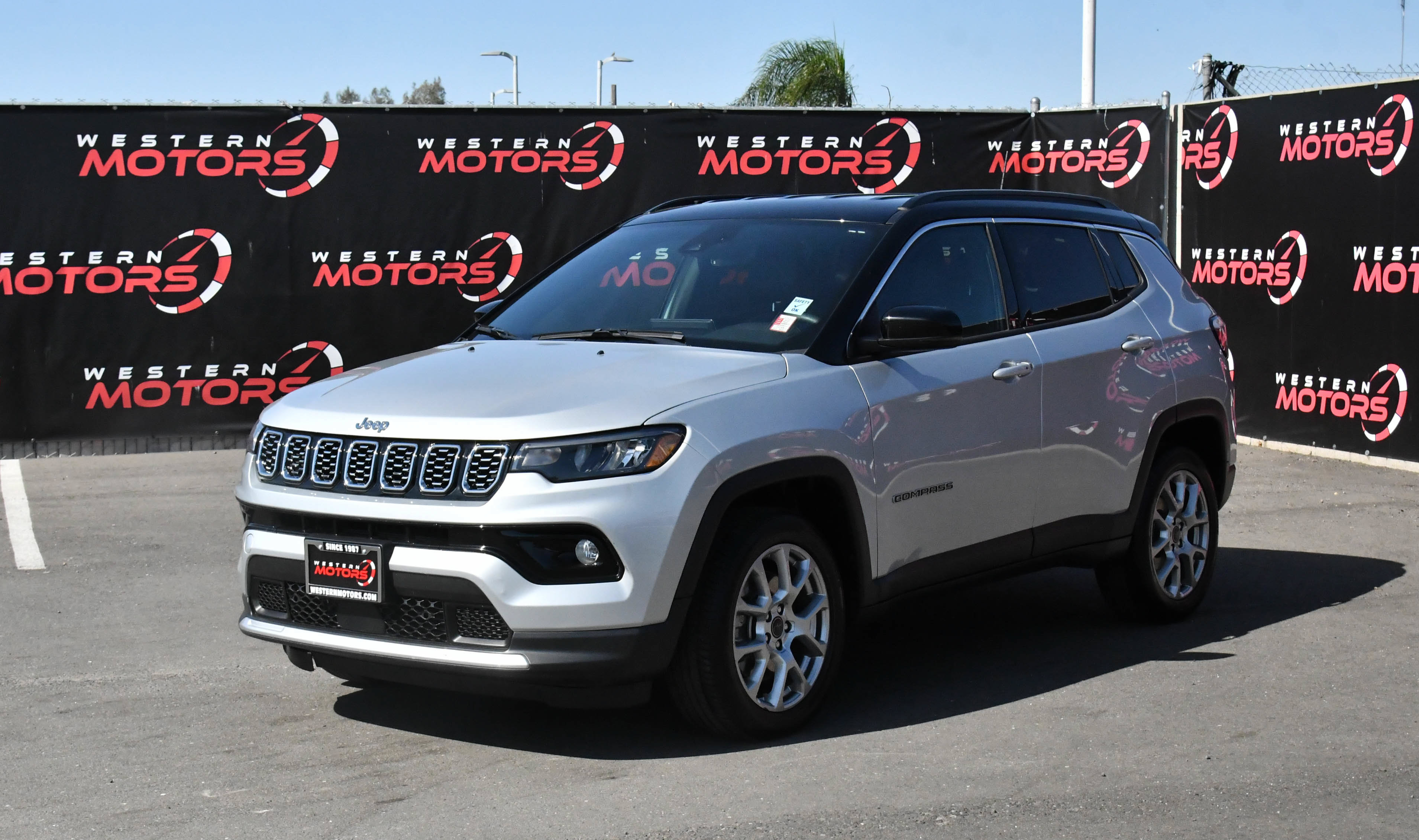 Used 2025 Jeep Compass Limited AWD/4WD image 3