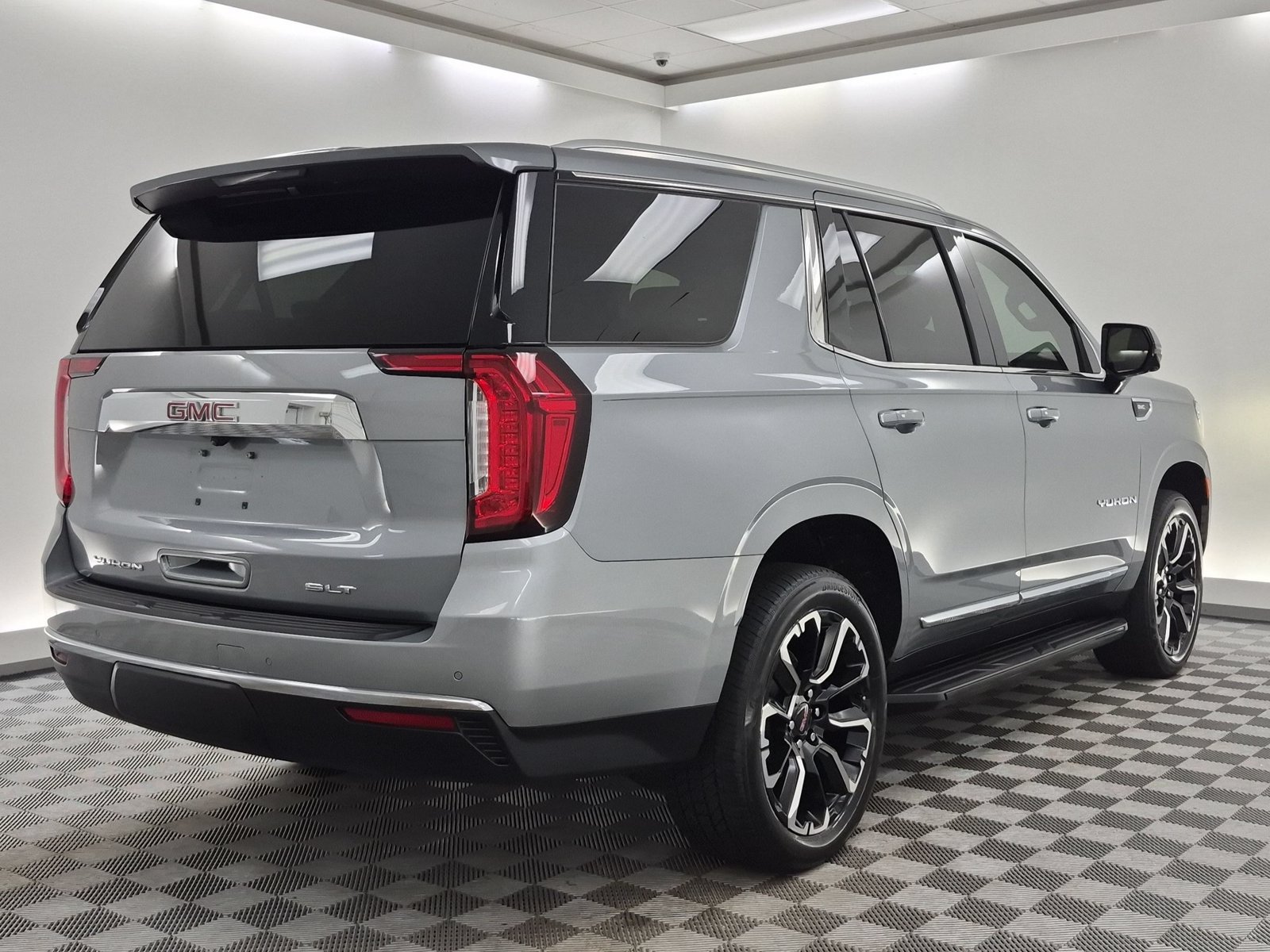 Used 2023 GMC Yukon SLT w/ SLT Premium Package AWD/4WD image 9