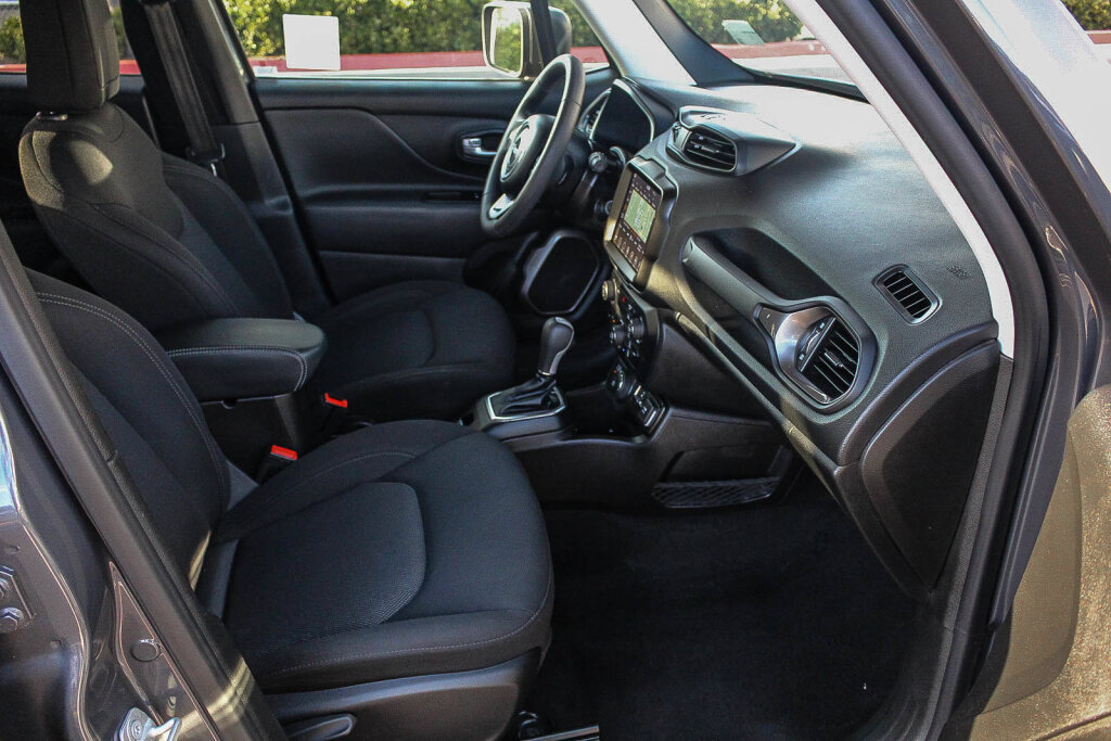 Used 2023 Jeep Renegade Latitude AWD/4WD image 7