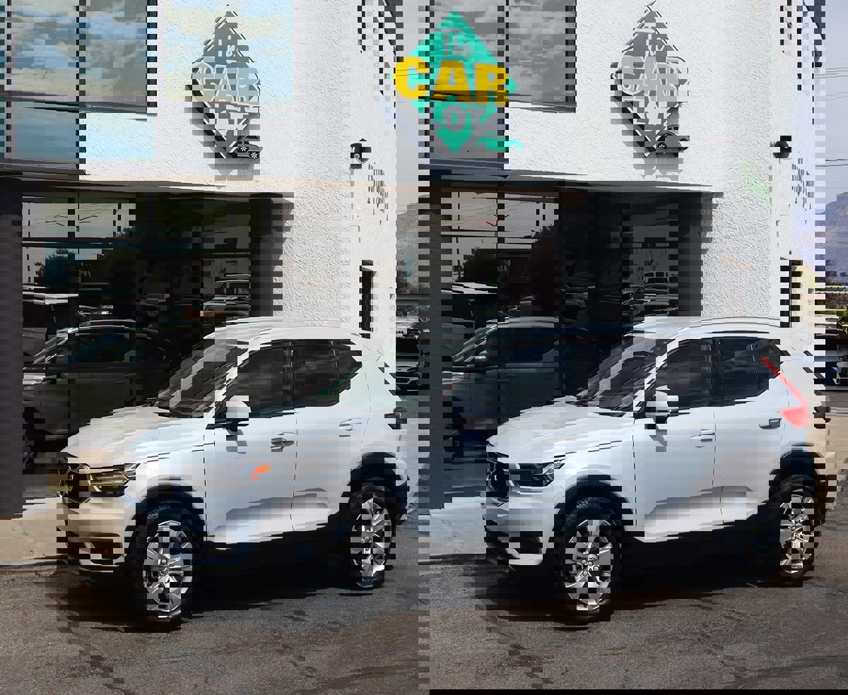 Used 2022 Volvo XC40 T4 Momentum image 7