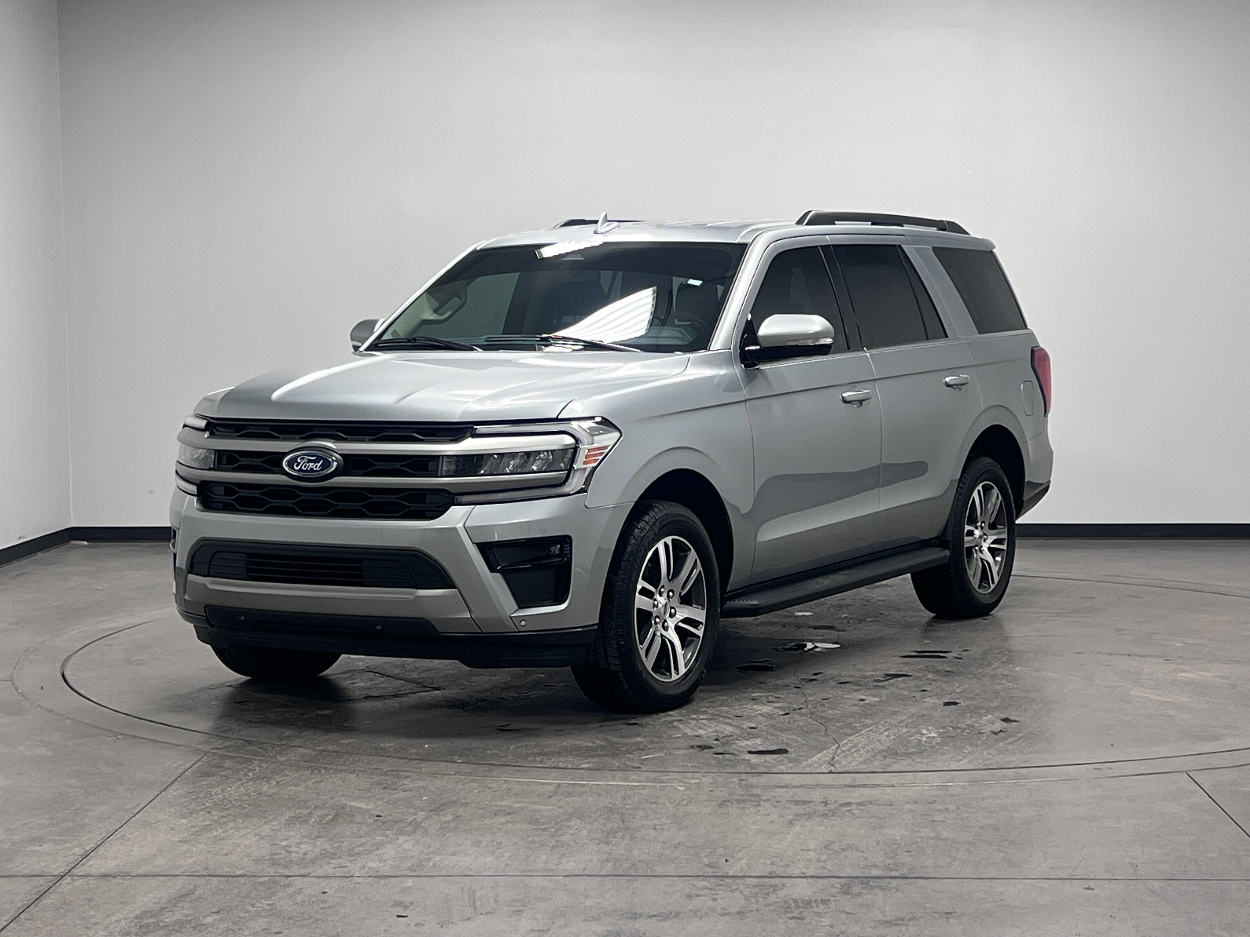 Used 2024 Ford Expedition XLT image 4
