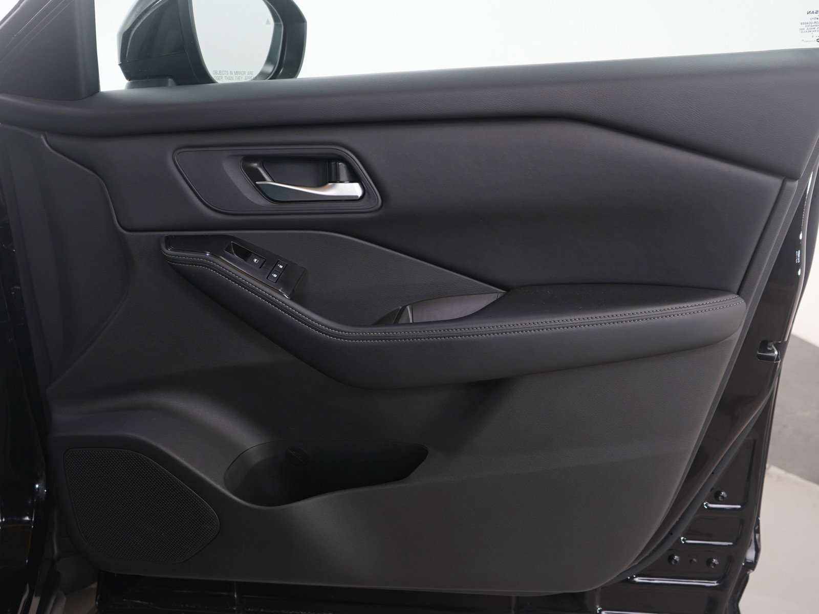 Used 2025 Nissan Rogue SV image 12