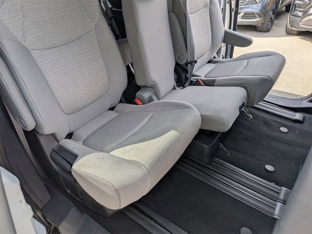 Used 2025 Toyota Sienna LE image 19