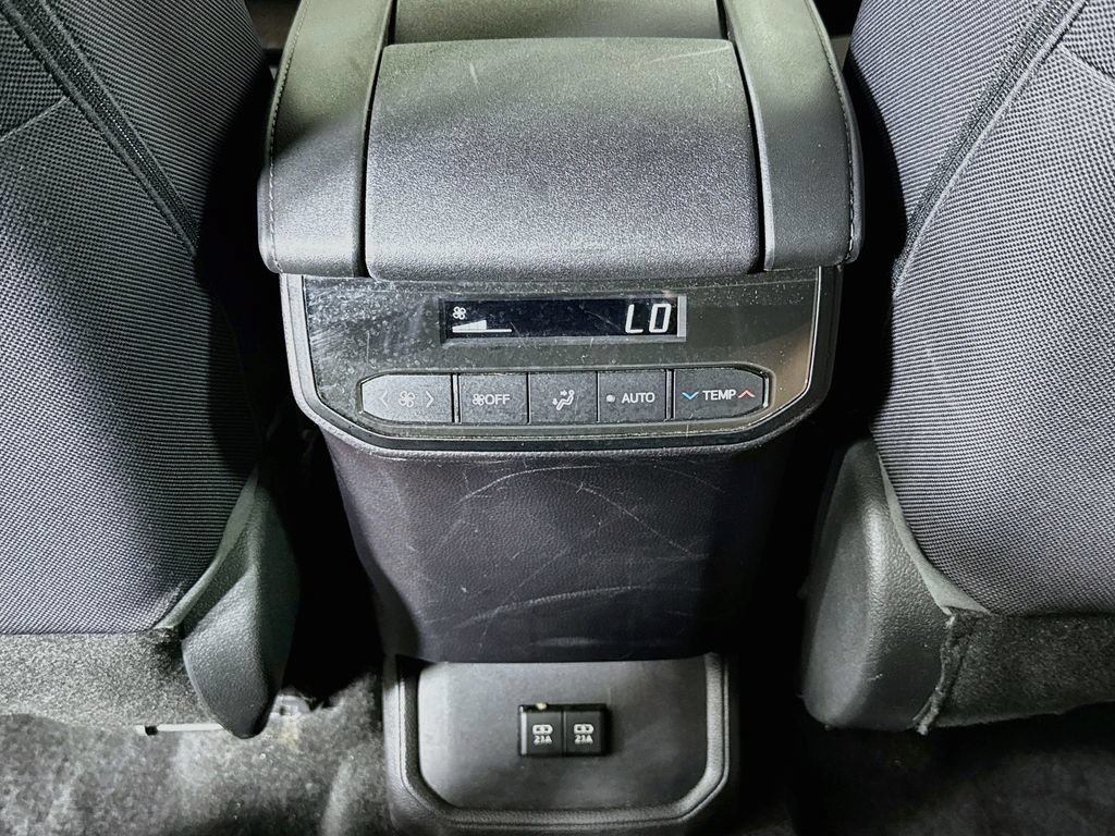 Used 2021 Toyota Highlander LE AWD/4WD image 23