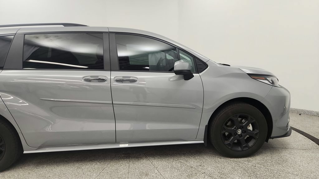 Used 2026 Toyota Sienna XLE Woodland Edition AWD/4WD image 18