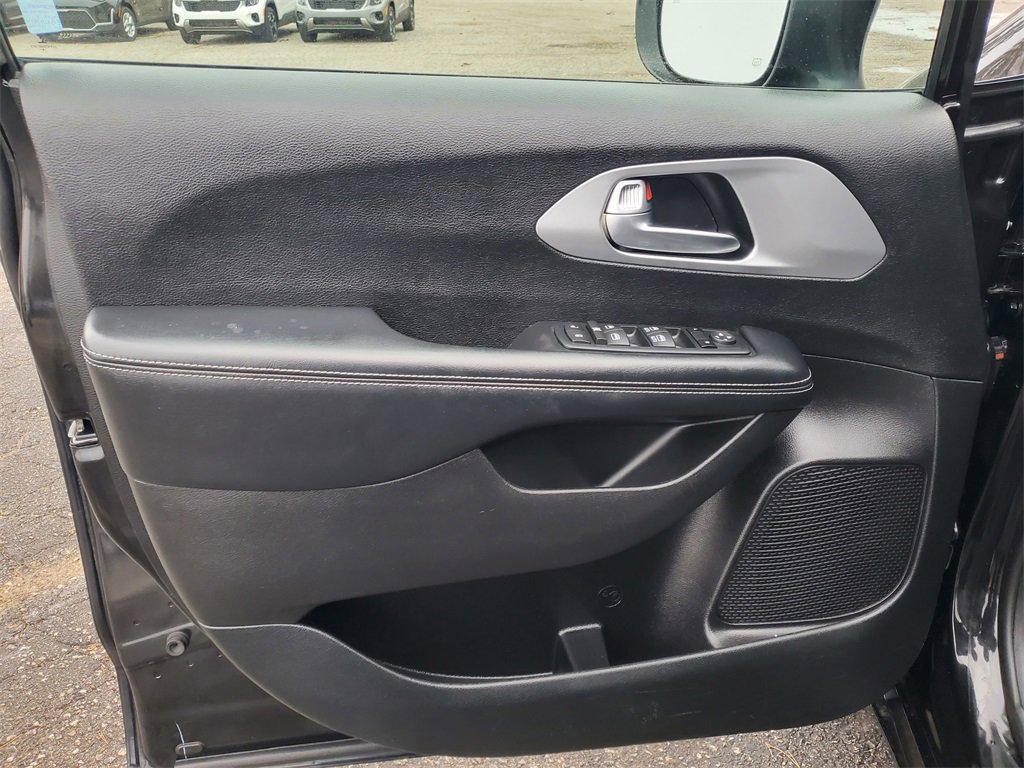 Used 2019 Chrysler Pacifica Touring Plus w/ S Appearance Package image 8