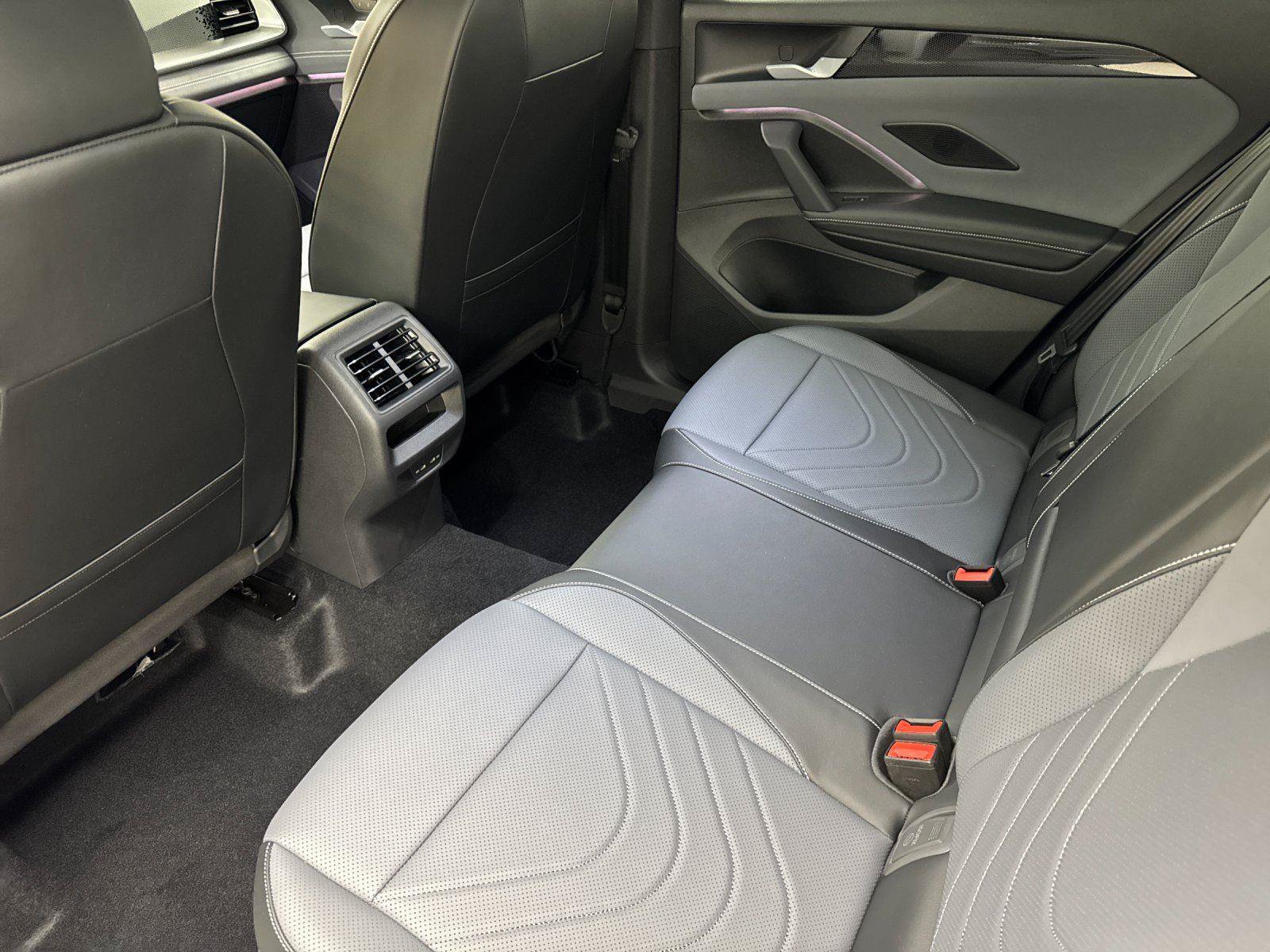 New 2026 Volkswagen Tiguan SE R-Line AWD/4WD image 11