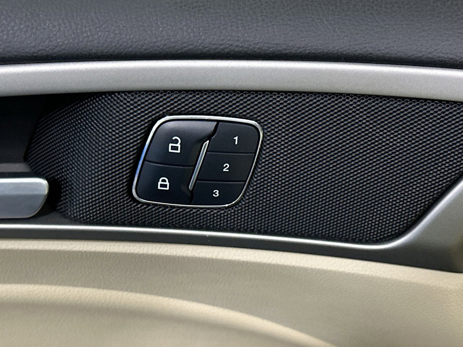 Used 2016 Ford Fusion SE w/ Equipment Group 202A image 17