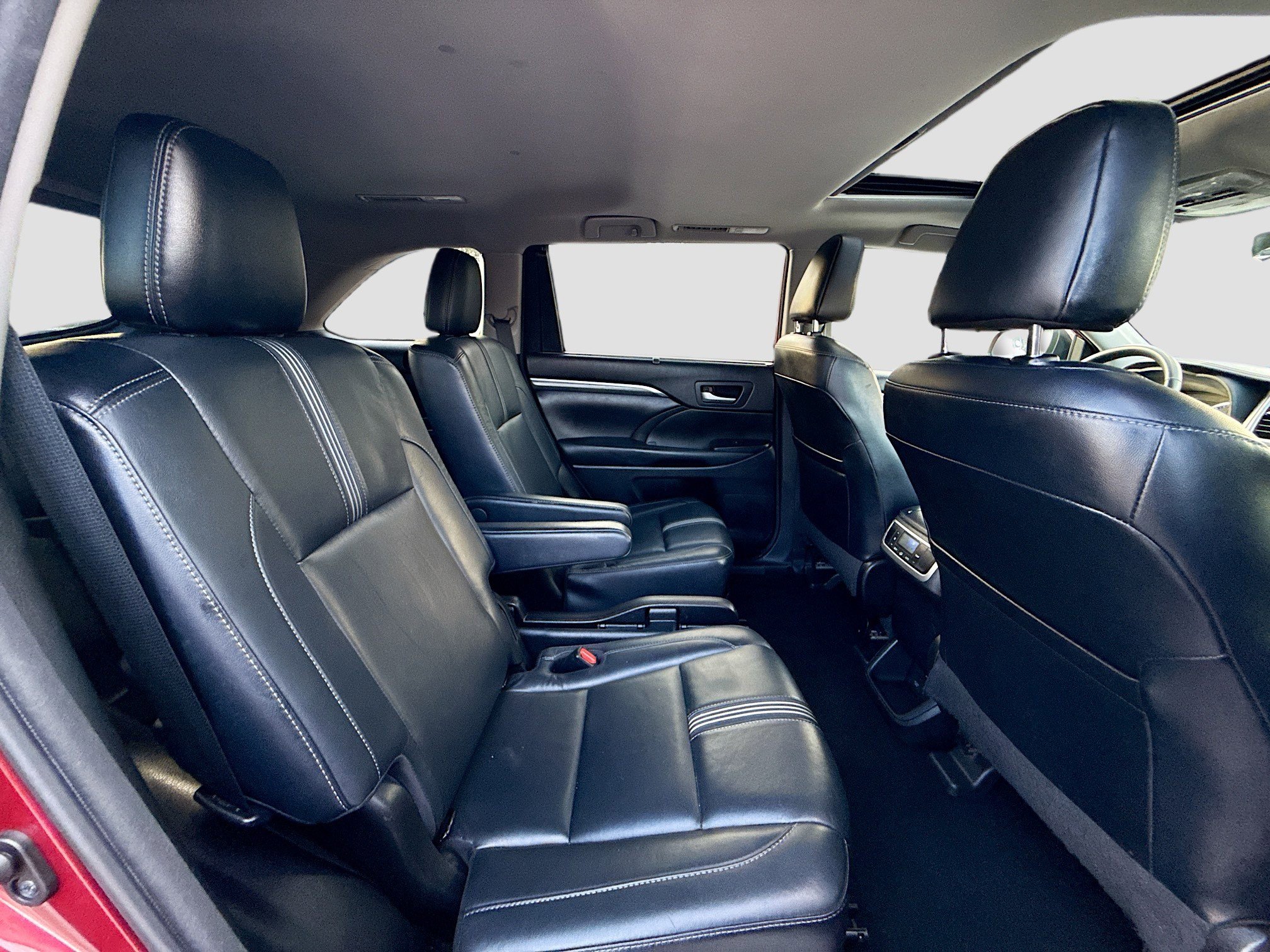 Used 2018 Toyota Highlander SE image 31