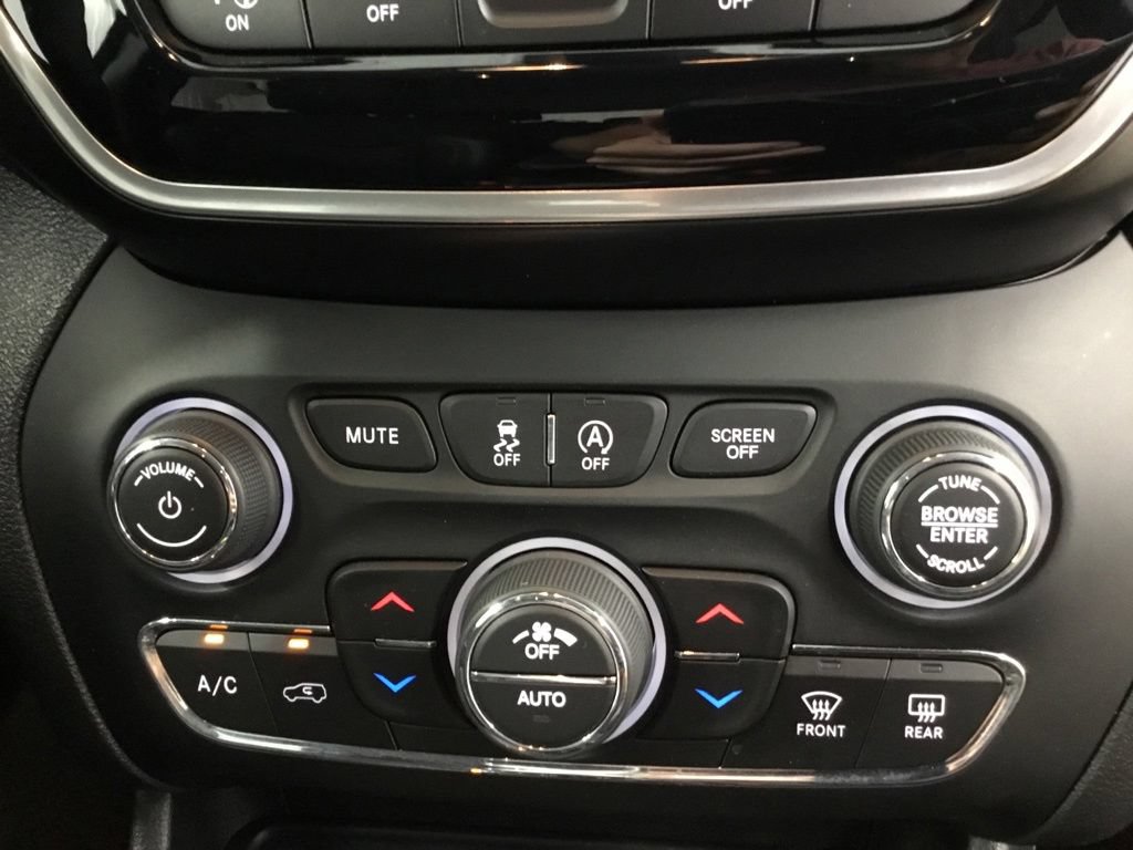 Used 2022 Jeep Cherokee Limited w/ Trailer Tow Group AWD/4WD image 29