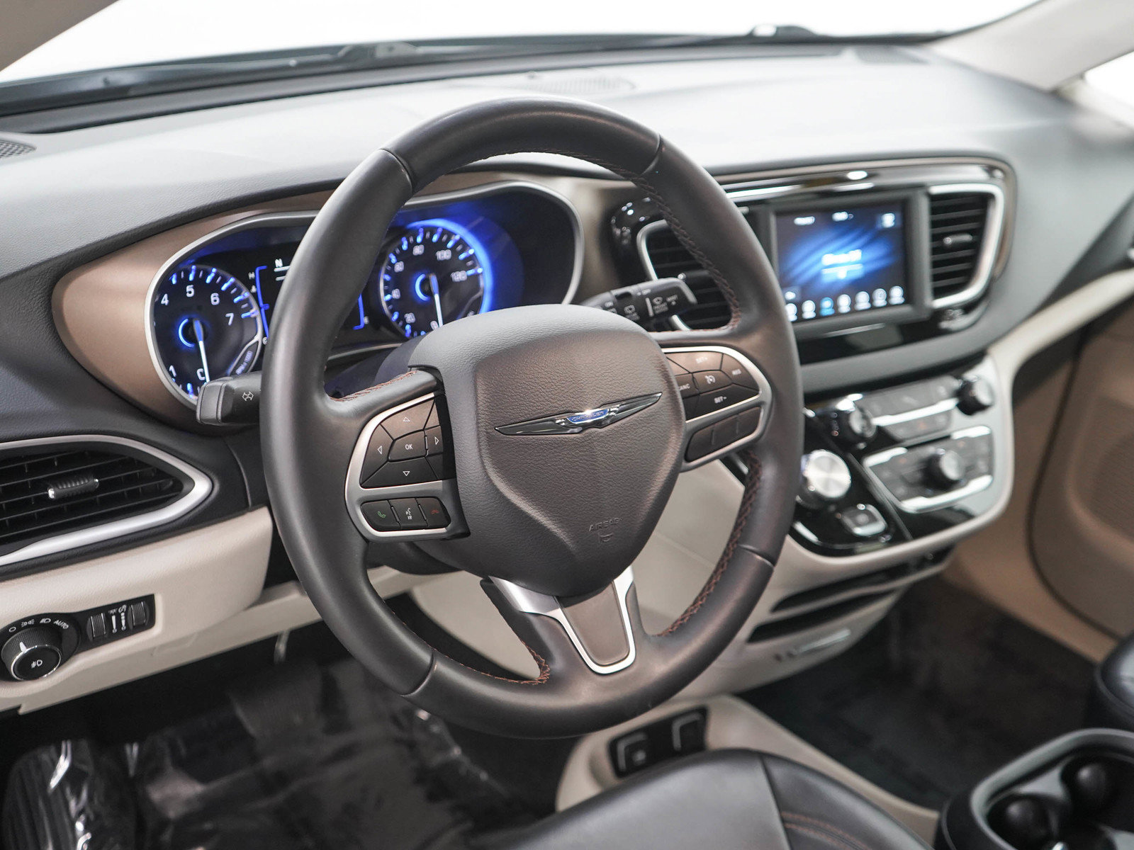 Used 2018 Chrysler Pacifica Touring-L FWD image 23