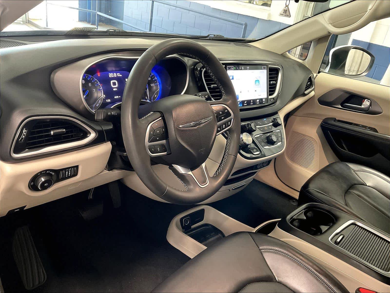 Used 2023 Chrysler Pacifica Touring-L FWD image 8