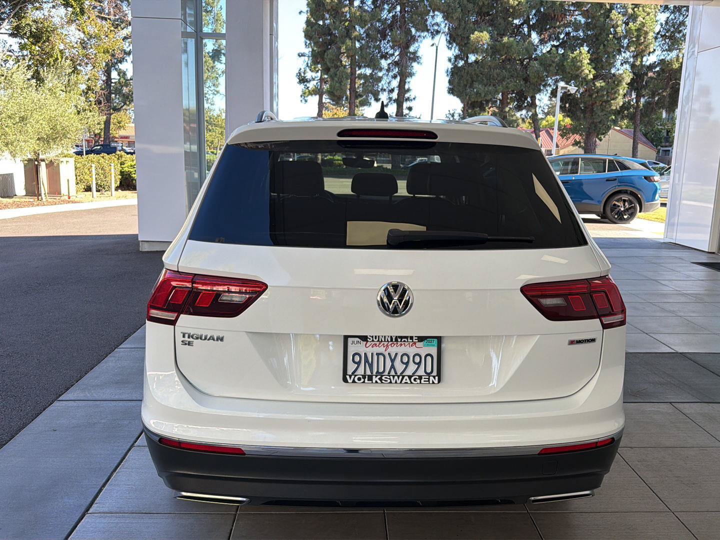 Certified 2021 Volkswagen Tiguan SE w/ Panoramic Sunroof Package AWD/4WD image 4