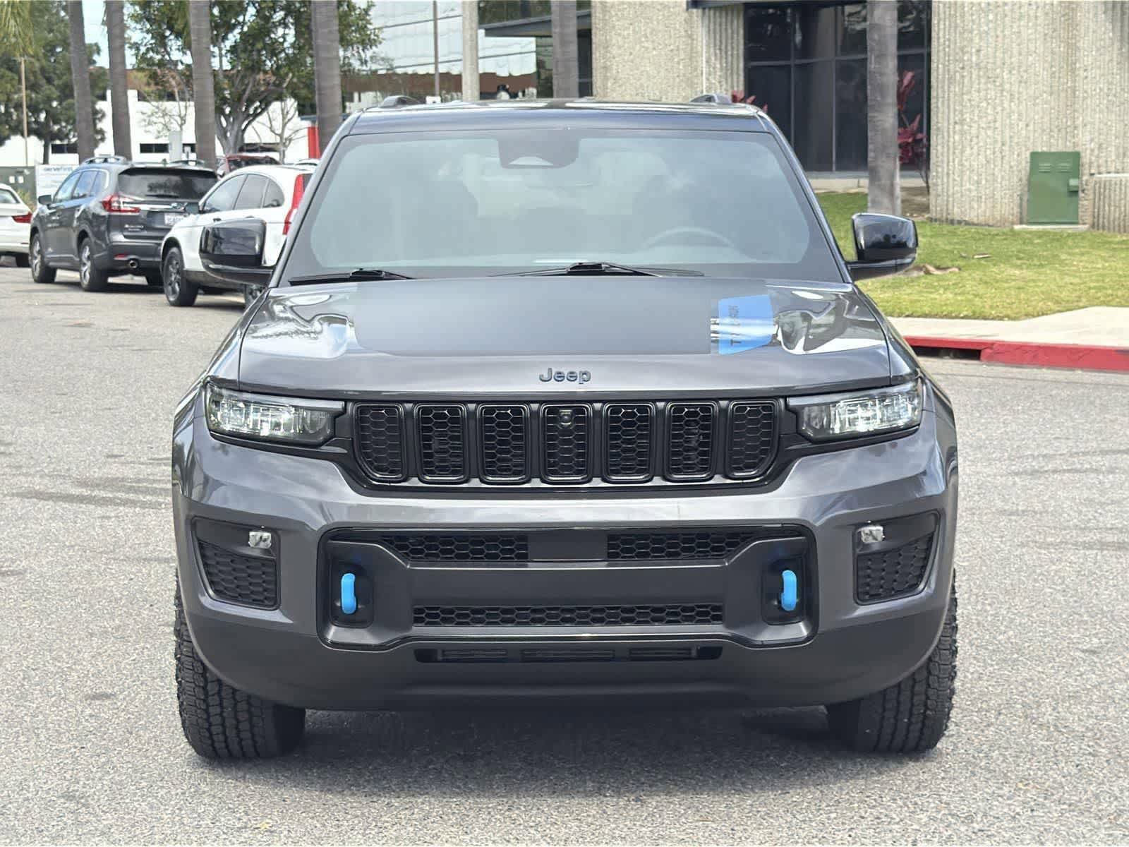 Used 2025 Jeep Grand Cherokee Trailhawk AWD/4WD image 2