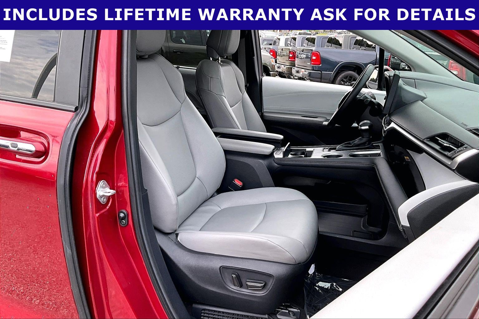 Used 2025 Toyota Sienna XLE FWD image 7