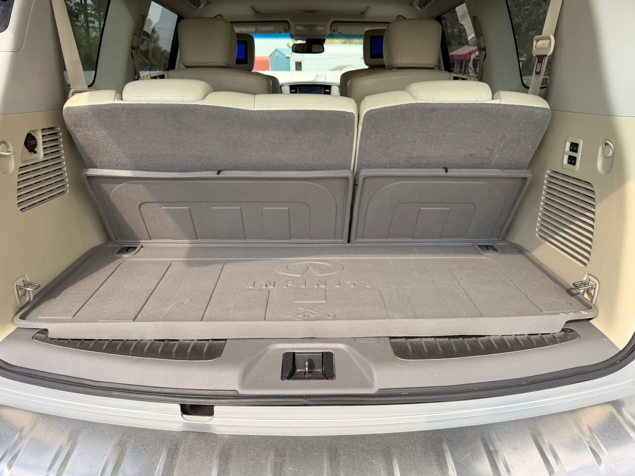 Used 2017 INFINITI QX80 4WD w/ Deluxe Technology Package image 44