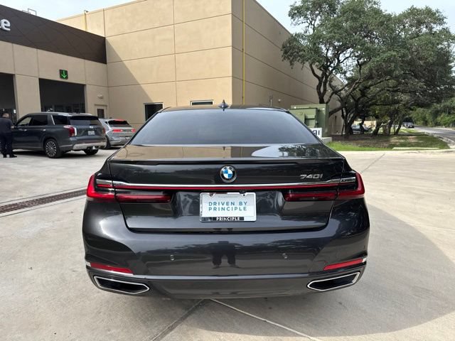 Used 2021 BMW 740i w/ Premium Package RWD image 3