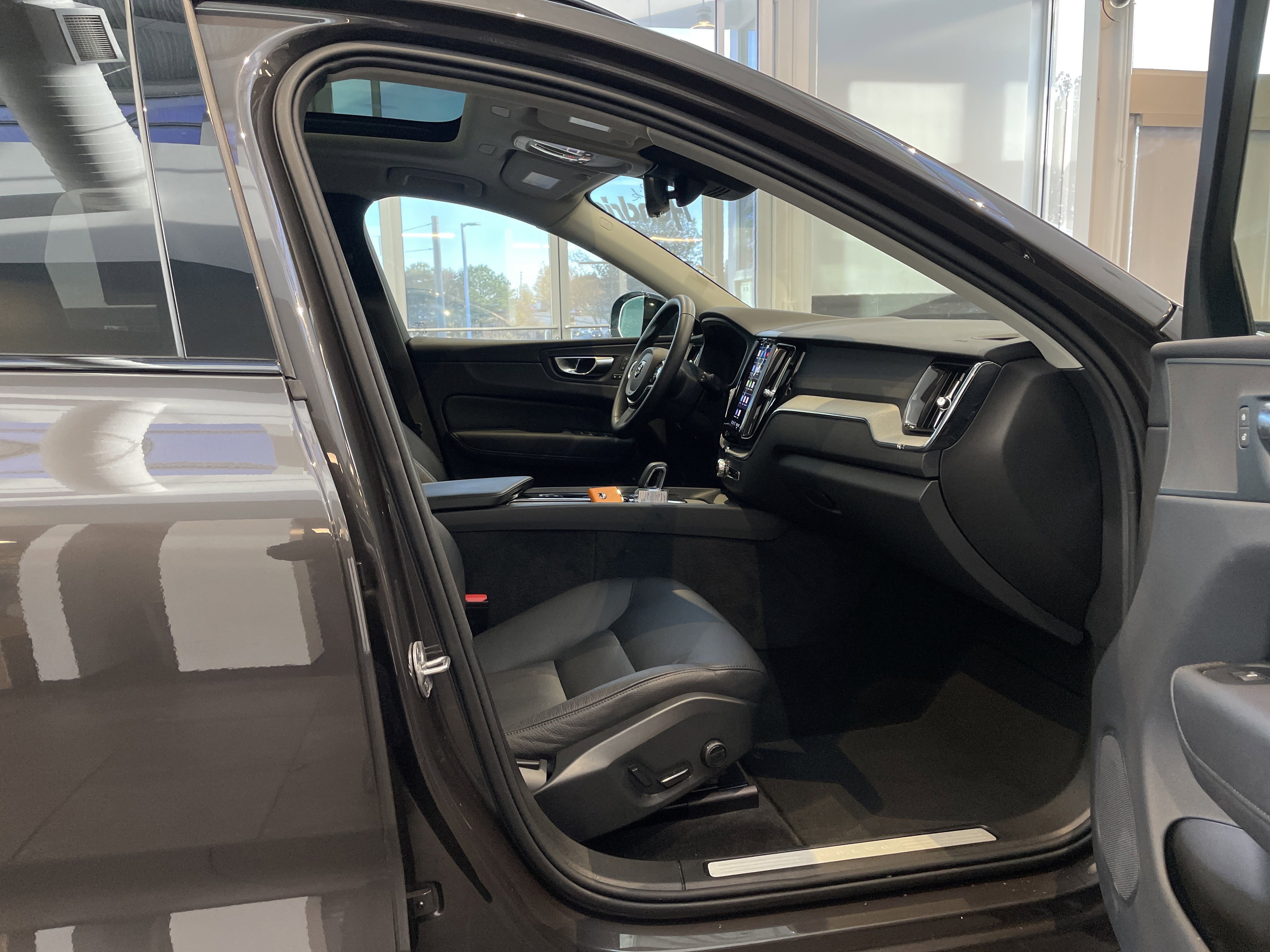 Used 2025 Volvo XC60 B5 Plus AWD/4WD image 31