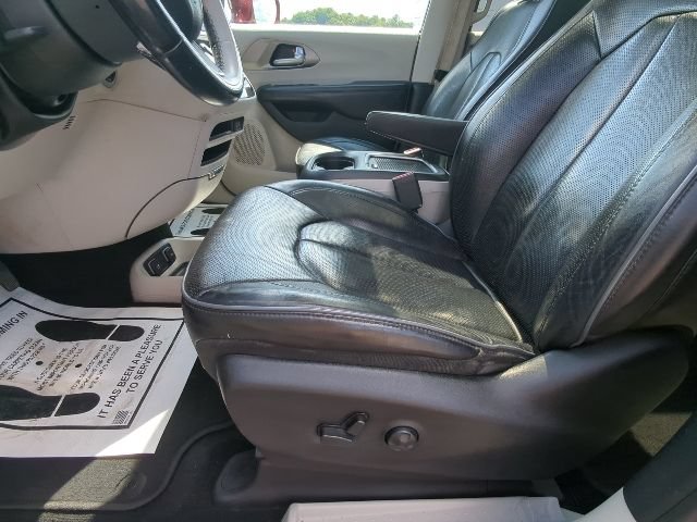 Used 2018 Chrysler Pacifica Limited FWD image 10